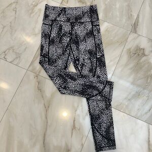 Zyia Active leggings size 4 high rise light and tight black & white euc